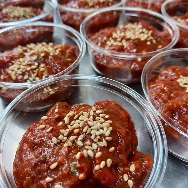 통에 담은 양념 반찬
